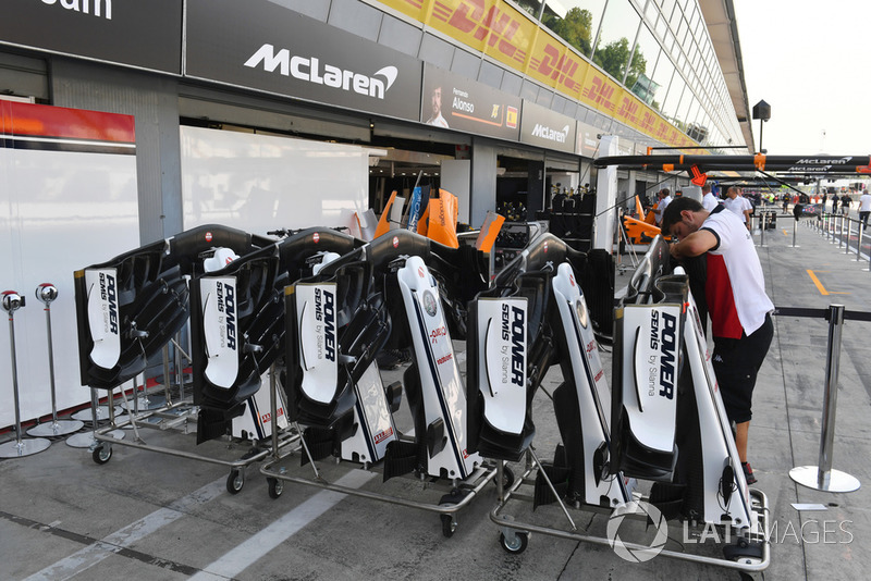 Sauber C37 nose and front wings