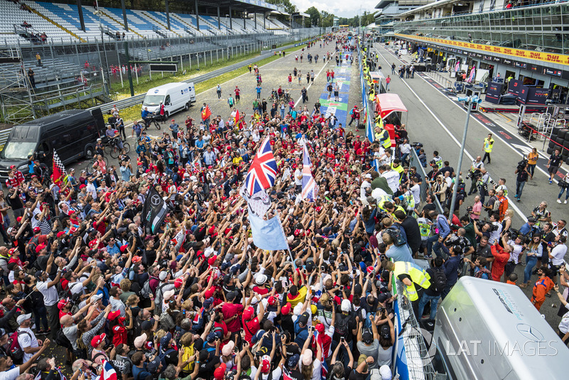 Lewis Hamilton, Mercedes AMG F1, celebra su victoria