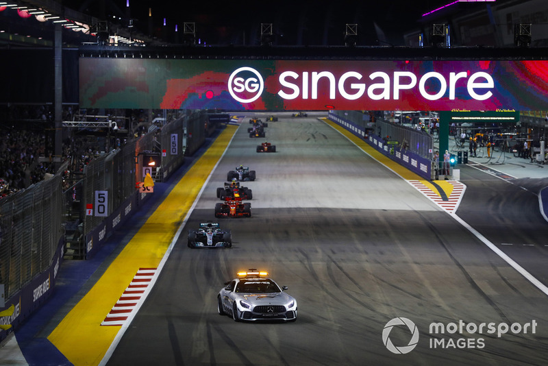 La Safety Car precede Lewis Hamilton, Mercedes AMG F1 W09 EQ Power+, Sebastian Vettel, Ferrari SF71H, Max Verstappen, Red Bull Racing RB14, Valtteri Bottas, Mercedes AMG F1 W09 EQ Power+, e il resto del gruppo