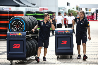 Des mécaniciens Red Bull Racing avec des pneus pour Daniel Ricciardo, Red Bull Racing et Max Verstappen, Red Bull Racing