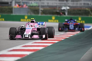 Esteban Ocon, Racing Point Force India VJM11 and Brendon Hartley, Scuderia Toro Rosso STR13