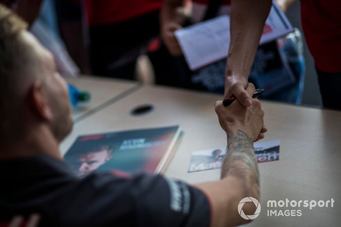Kevin Magnussen, Haas F1 Team firma autógrafos