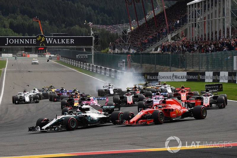 Lewis Hamilton, Mercedes AMG F1 W09 ve Sebastian Vettel, Ferrari SF71H startta