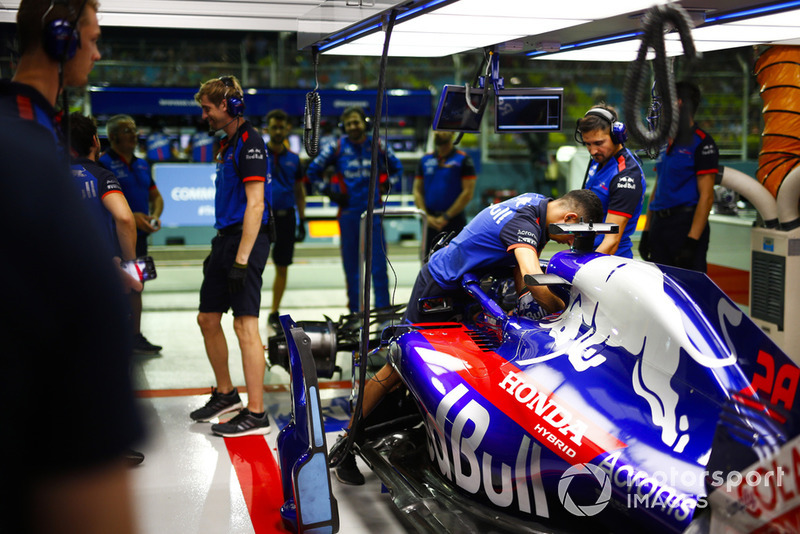 Un ingegnere allaccia le cinture a Brendon Hartley, Toro Rosso STR13