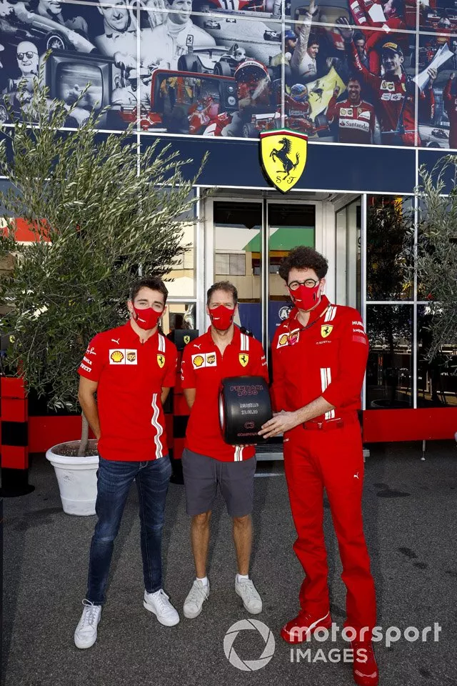 Charles Leclerc, Ferrari, Sebastian Vettel, Ferrari y Mattia Binotto, Team Principal Ferrari con el Pirelli Pole Postion Award por las 1000 carreras de Ferrari