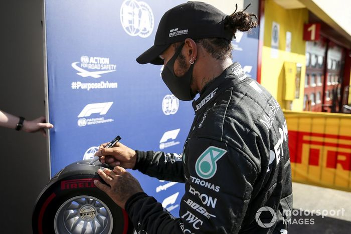 Ganador de la pole position Lewis Hamilton, Mercedes-AMG F1 con el premio Pirelli pole position