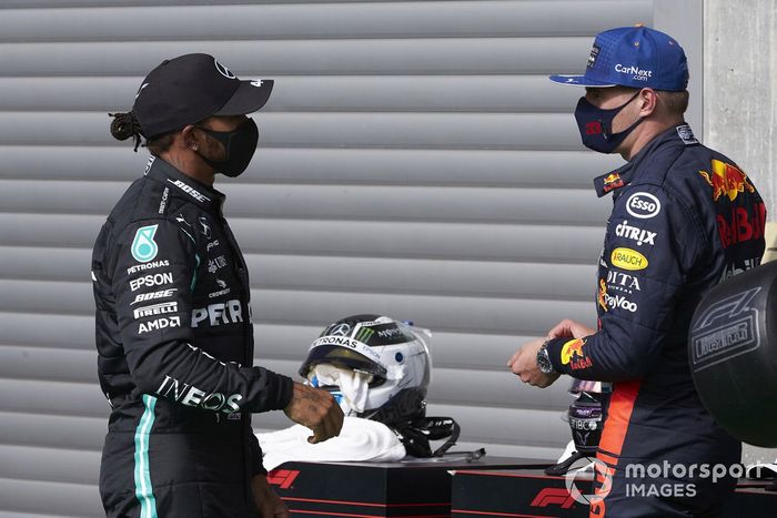Ganador de la pole Lewis Hamilton, Mercedes-AMG Petronas F1, Max Verstappen, Red Bull Racing, en Parc Ferme
