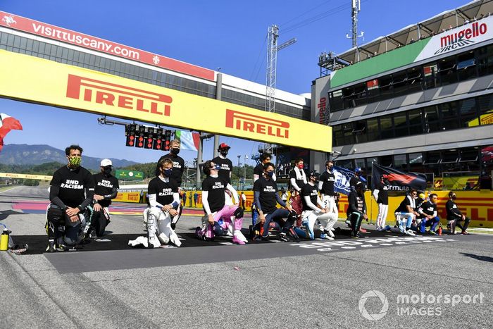 Los pilotos en apoyo de la campaña para el fin del racismo
