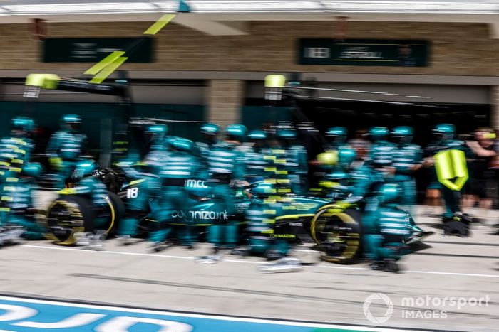 Lance Stroll, Aston Martin AMR22, hace una parada