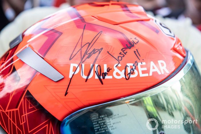 Marc Márquez, del equipo Repsol Honda, con los aficionados