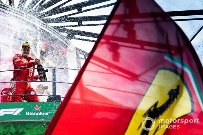 GP da Itália: Leclerc resiste a ataques de Hamilton