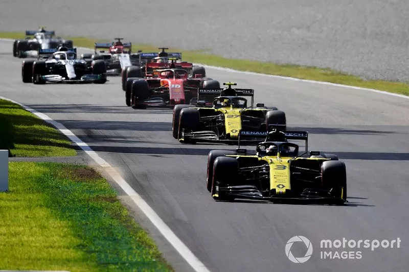 Daniel Ricciardo, Renault F1 Team R.S.19, precede Nico Hulkenberg, Renault F1 Team R.S. 19, Charles Leclerc, Ferrari SF90, Carlos Sainz Jr., McLaren MCL34, e Lewis Hamilton, Mercedes AMG F1 W10