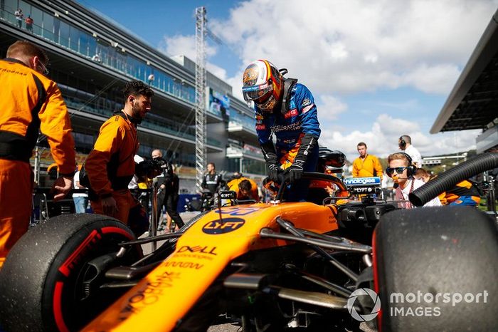 Carlos Sainz Jr., McLaren, entra en la parrilla de salida