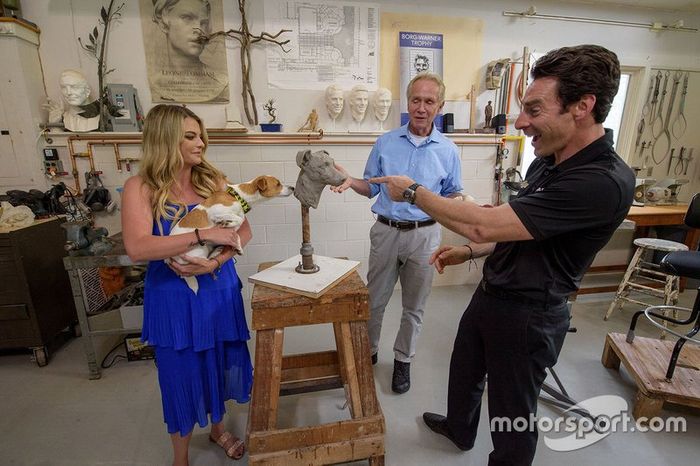 Simon Pagenaud, Team Penske, su perro Norman, con el escultor William Behrends
