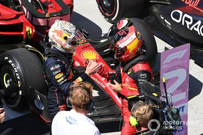 Max Verstappen, Red Bull Racing, 1ª posición, Carlos Sainz, Ferrari, 2ª posición, se felicitan mutuamente en el Parc Ferme