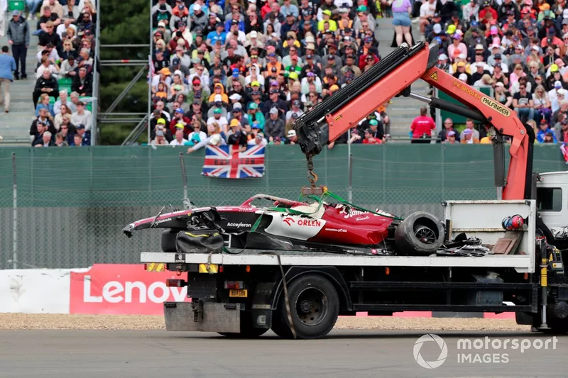 Marshals remove the damaged car of Zhou Guanyu, Alfa Romeo C42