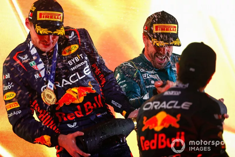 Max Verstappen, Red Bull Racing, primo posto, Fernando Alonso, Aston Martin F1 Team, terzo posto, Sergio Perez, Red Bull Racing, secondo posto, festeggiano sul podio