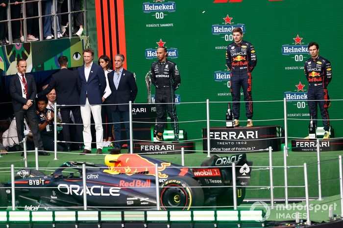 Podio: segundo lugar Lewis Hamilton, Mercedes AMG, ganador Max Verstappen, Red Bull Racing, tercer lugar Sergio Pérez, Red Bull Racing 