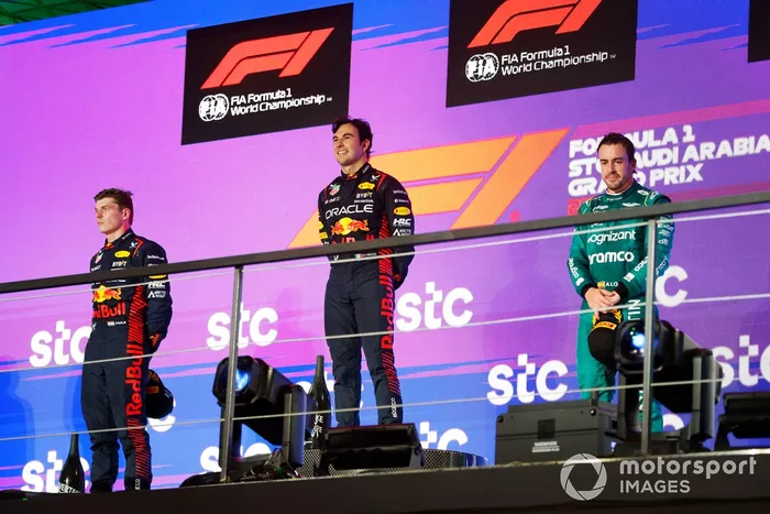 Podio: segundo lugar Max Verstappen, Red Bull Racing, ganador Sergio Pérez, Red Bull Racing y tercer lugar Fernando Alonso, Aston Martin F1 Team