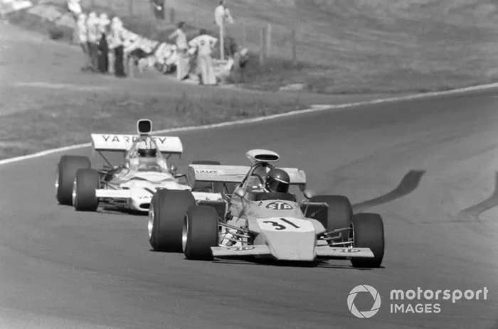 Mike Beuttler, March 721G Ford leads Denny Hulme, McLaren M19C Ford