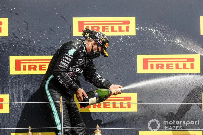 Podio: ganador de la carrera Lewis Hamilton, Mercedes-AMG F1