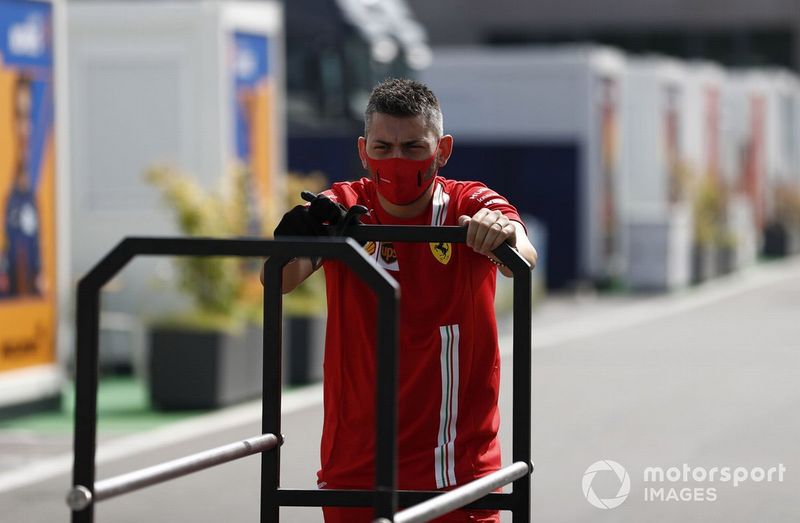 Un miembro de Ferrari en el paddock