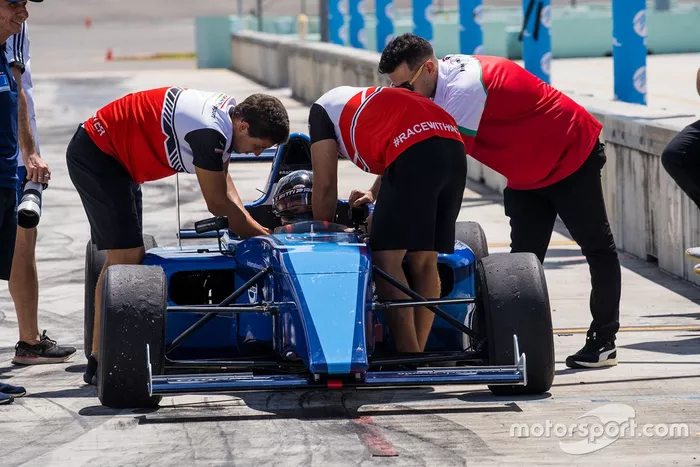 Emerson Fittipaldi Jr. prueba un monoplaza de Fórmula 4