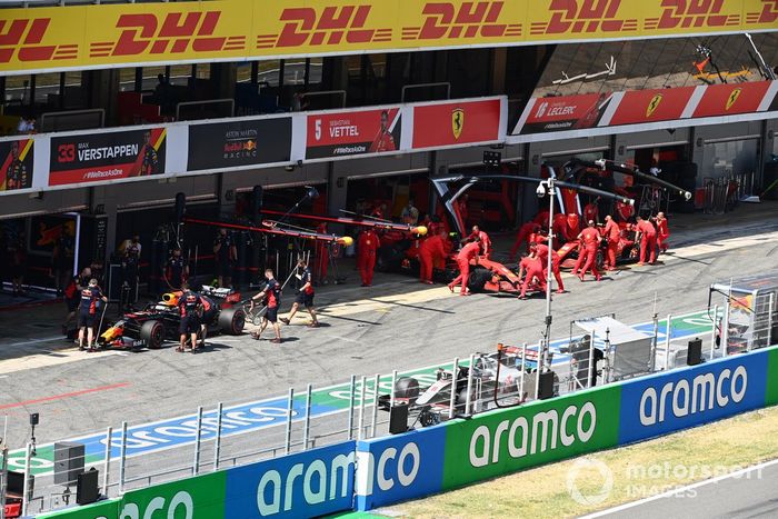 Max Verstappen, Red Bull Racing RB16, en el pit lane mientras Charles Leclerc, Ferrari SF1000, es devuelto al garaje