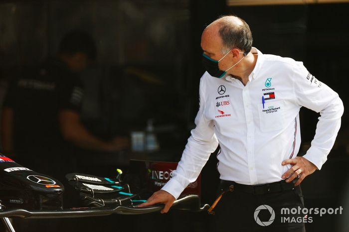 Un miembro del equipo de Mercedes trabajando