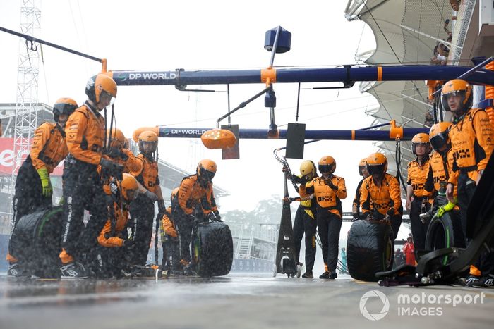 El equipo de boxes de McLaren F1 Team se prepara para una parada en boxes