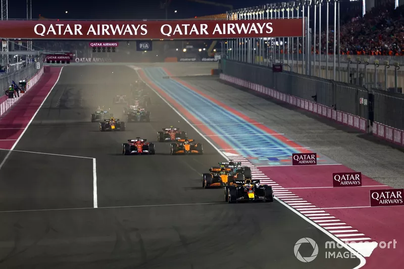 Max Verstappen, Red Bull Racing RB20, Lando Norris, McLaren MCL38, George Russell, Mercedes F1 W15, Oscar Piastri, McLaren MCL38, Charles Leclerc, Ferrari SF-24, et le reste du peloton
