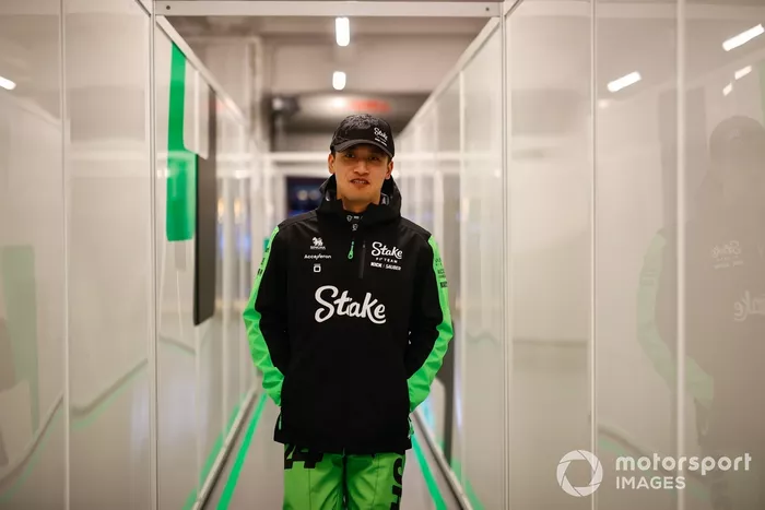 Zhou Guanyu, Stake F1 Team KICK Sauber, en el garaje