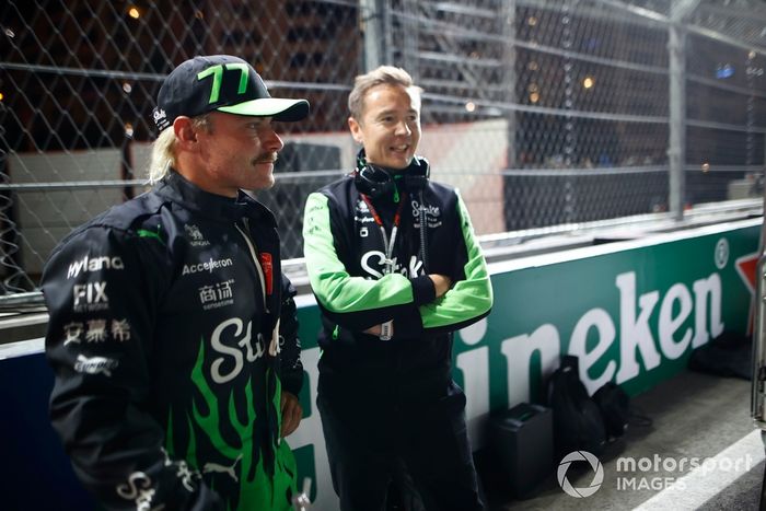 Valtteri Bottas, Stake F1 Team KICK Sauber, en la parrilla de salida