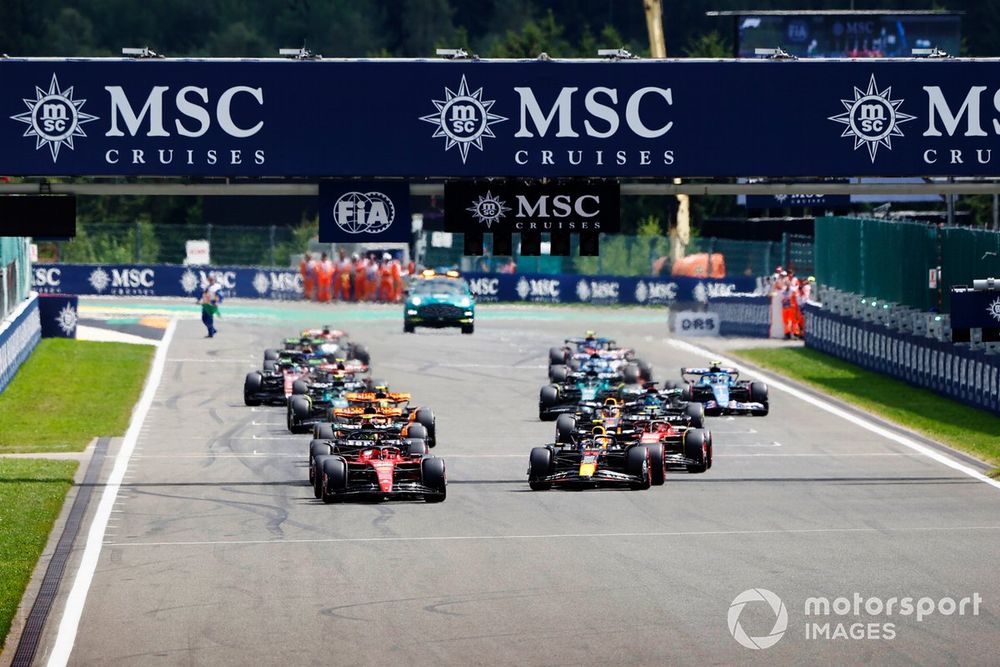 Charles Leclerc, Ferrari SF-23, Sergio Pérez, Red Bull Racing RB19, Lewis Hamilton, Mercedes F1 W14, Carlos Sainz, Ferrari SF-23, Oscar Piastri, McLaren MCL60, Max Verstappen, Red Bull Racing RB19, el resto de la parrilla en la salida.