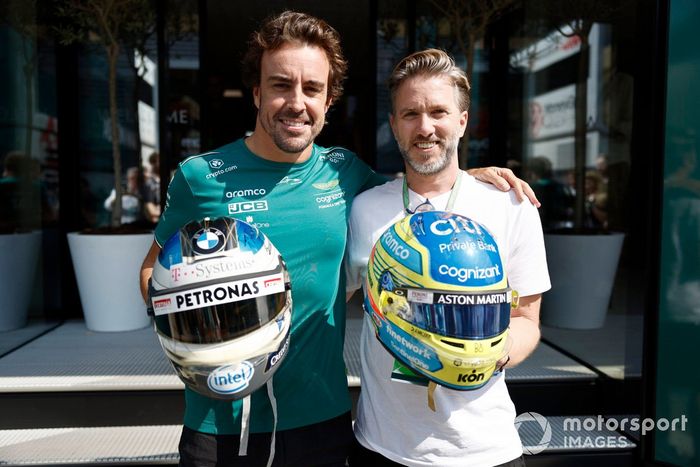Fernando Alonso, Aston Martin F1 Team, Nick Heidfeld intercambian cascos