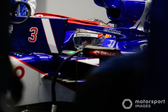 Daniel Ricciardo, Visa Cash App RB F1 Team, en el garaje