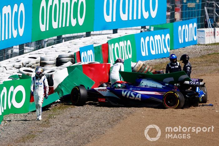 Los coches de Daniel Ricciardo, RB F1 Team VCARB 01 y Alex Albon, Williams FW46 en la barrera de neumáticos tras chocar en la primera vuelta.