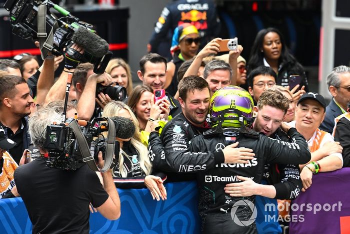 Lewis Hamilton, Mercedes-AMG F1 Team, 2ª posición, celebra con su equipo en Parc Ferme