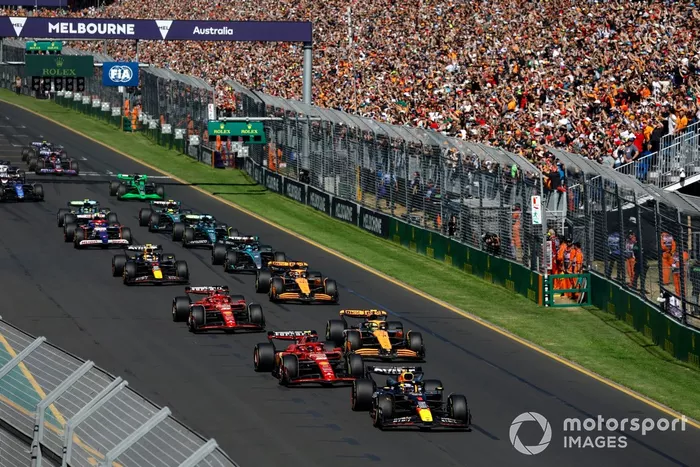 Max Verstappen, Red Bull Racing RB20 el campo en la salida de la carrera