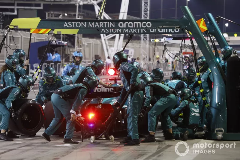 Lance Stroll, Aston Martin AMR24, effettua una sosta ai box