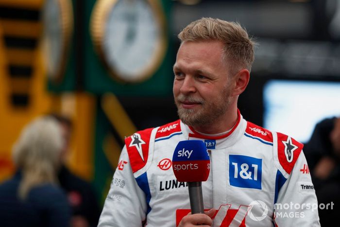 Kevin Magnussen, del equipo Haas F1, es entrevistado tras la clasificación