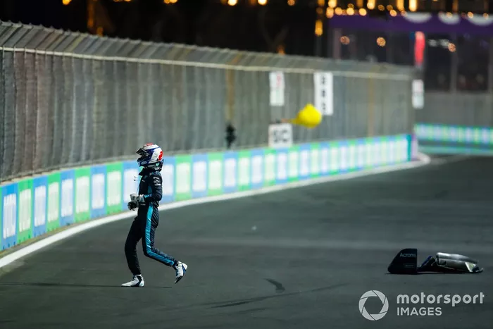 Nicholas Latifi, Williams FW44, se retira tras chocar con el muro