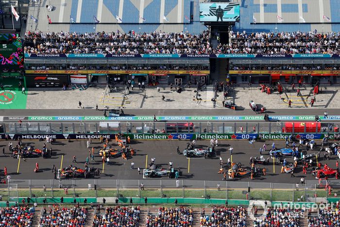 Los mecánicos preparan los coches para el inicio de la carrera