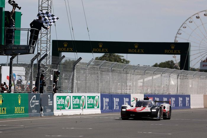 Ganador de la carrera #8 Toyota Gazoo Racing Toyota GR010 Hybrid de Sébastien Buemi, Brendon Hartley, Ryo Hirakawa