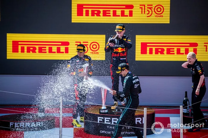 Podio: segundo lugar Sergio Pérez, Red Bull Racing, ganador Max Verstappen, Red Bull Racing, Joanna Fleet, Jefa de RRHH, Red Bull Racing, y tercer lugar George Russell, Mercedes-AMG