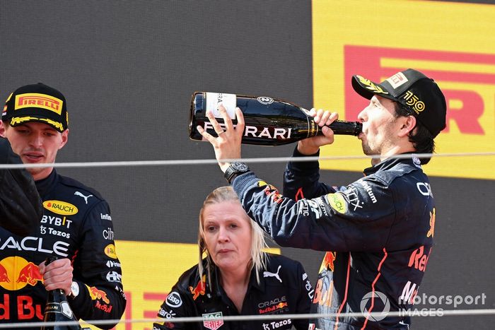 Podio: segundo lugar Sergio Pérez, Red Bull Racing