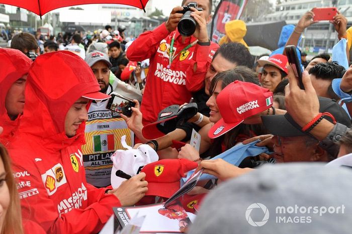 Charles Leclerc, Ferrari firma un autógrafo para un aficionado 