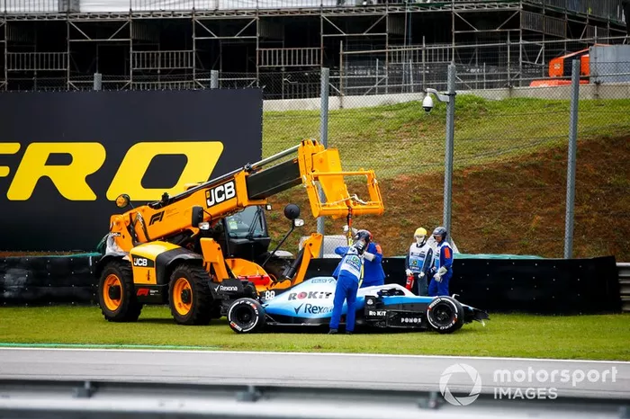 Los oficiales retiran el coche de Robert Kubica, Williams FW425, con una grúa 