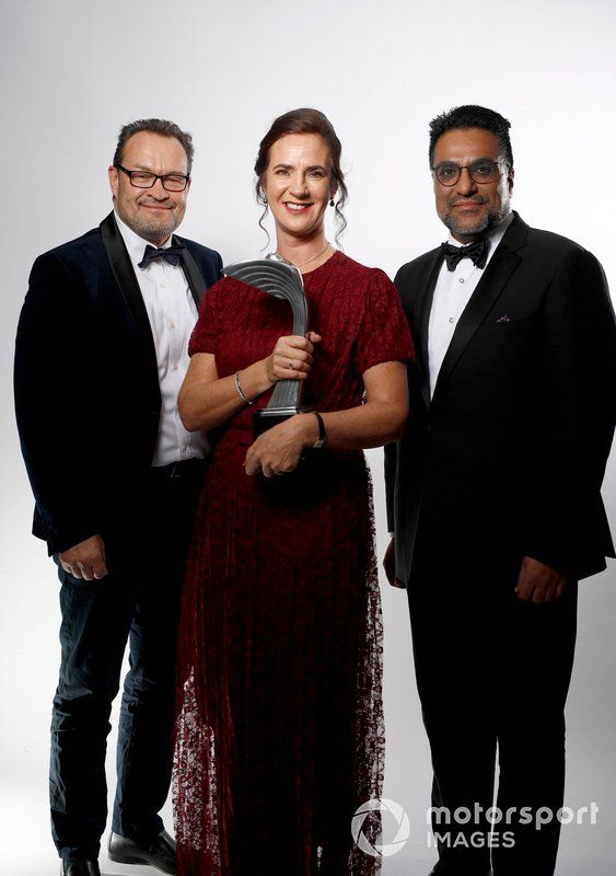 Catherine Bond Muir con el premio Pionera e Innovadora ganado por W Series