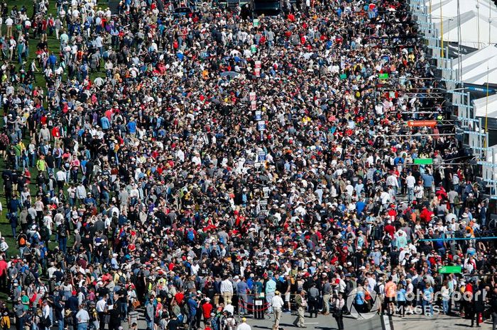 Fan walk, grid, fans